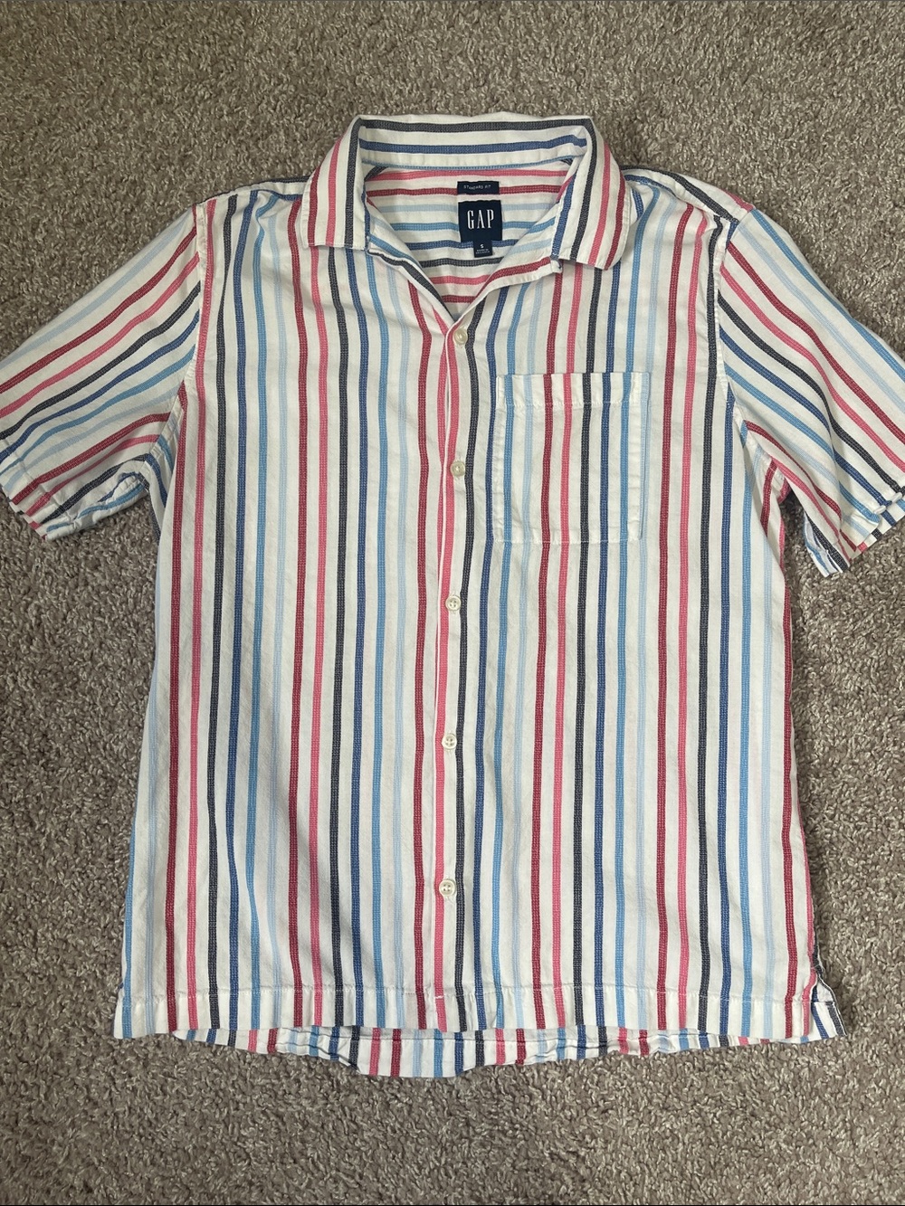 GAP Short-Sleeve Button-Down Shirt in White with Red & Blue Stripes